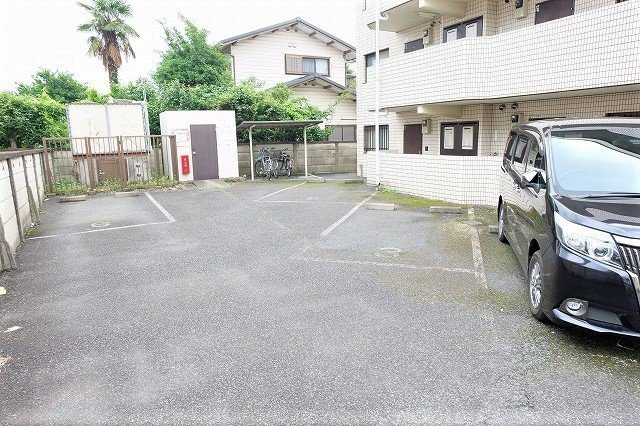 第二泰慶マンションの駐車場