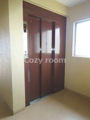 【その他共用部分】 | リアーズ緑地公園 | エレベーターがあります。