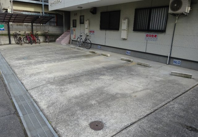 コート・プチクールの駐車場