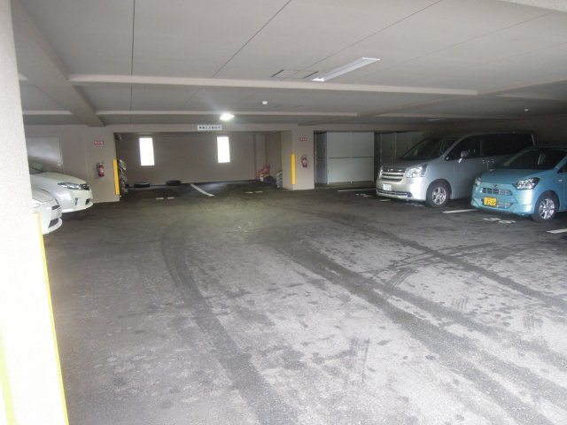 サーパス二の宮の駐車場|屋根付き（３５番）で雨風雪を凌げます。