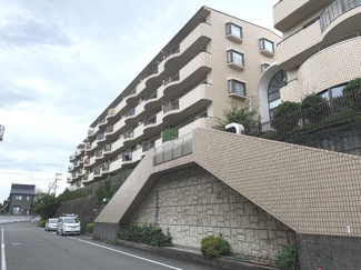 【外観】 | JR横須賀線「東戸塚」駅バス14分
JR東海道線・横須賀線・湘南新宿ライン「戸塚」駅バス16分「せりぎんタウン」停歩1分。