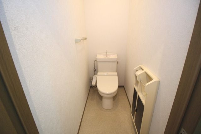 セゾンメルヴェーユ秋のトイレ|清潔感のあるトイレです
※間取り反転の場合あり、内装が若干異なる場合がございます