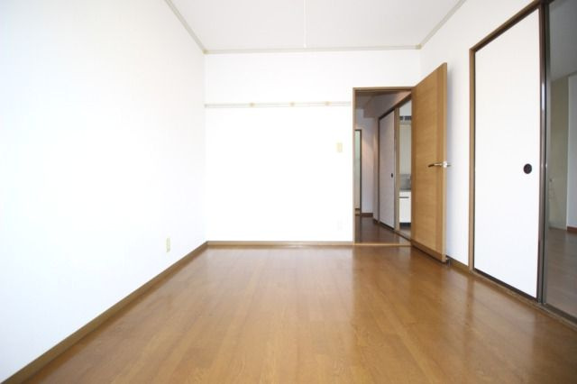 セゾンメルヴェーユ秋の洋室|明るい洋室です
※間取り反転の場合あり、内装が若干異なる場合がございます