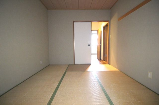 セゾンメルヴェーユ秋の和室|和室があれば、来客や子供用のスペースとして活躍します
※間取り反転の場合あり、内装が若干異なる場合がございます
