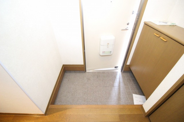 セゾンメルヴェーユ秋の玄関|明るい玄関です
※間取り反転の場合あり、内装が若干異なる場合がございます