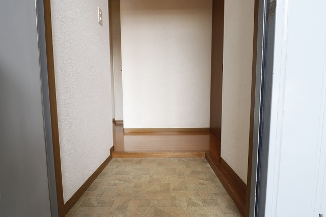 セゾン・メルヴェーユ冬棟Aの玄関|きれいな玄関です
※間取り反転の場合あり、内装が若干異なる場合がございます