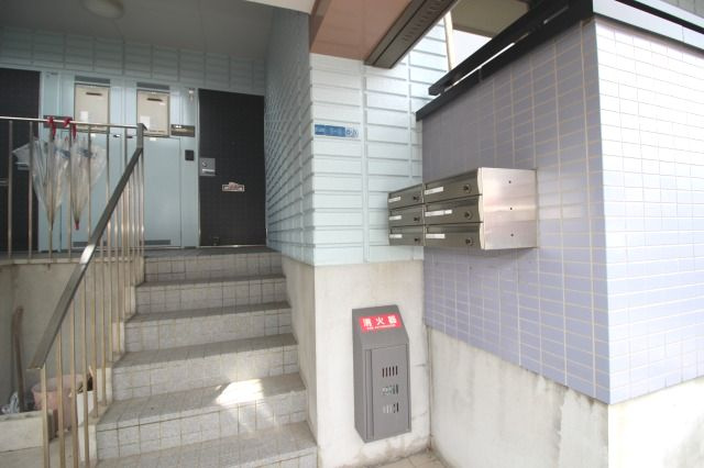 セゾン・メルヴェーユ冬棟Aのエントランス|建物の内部です