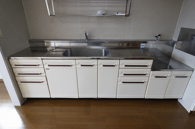 セゾン・メルヴェーユ冬棟Aのキッチン|キッチンでお料理をお楽しみください
※間取り反転の場合あり、内装が若干異なる場合がございます