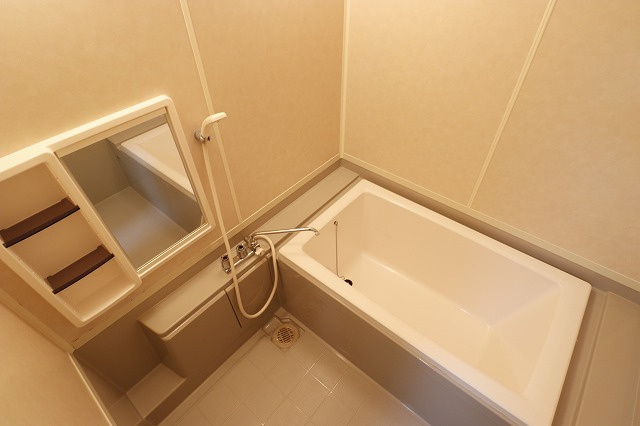 セゾン・メルヴェーユ冬棟Aの浴室|落ち着いた空間のお風呂です
※間取り反転の場合あり、内装が若干異なる場合がございます