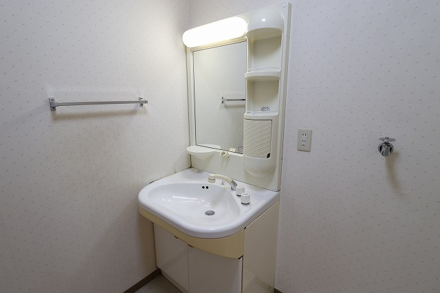 セゾン・メルヴェーユ冬棟Aの独立洗面台|独立洗面化粧台が付いています
※間取り反転の場合あり、内装が若干異なる場合がございます