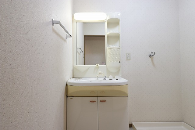 セゾン・メルヴェーユ冬棟Aの独立洗面台|広い洗面スペース
※間取り反転の場合あり、内装が若干異なる場合がございます