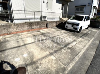 【駐車場】 | 井田町戸建貸家 | 駐車場に車を止められます