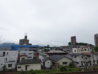 【展望】 | エルシティ府中 | バルコニーから青空や爽やかな風を感じられ、毎日の暮らしに余裕を感じさせてくれる、遮る物の無い開放的な眺望を是非、ご堪能ください。