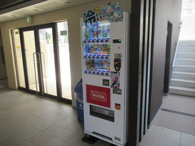 【ロビー】 | M・Sunrise（エム・サンライズ）（久宝寺口賃貸） | 建物内にある自動販売機です