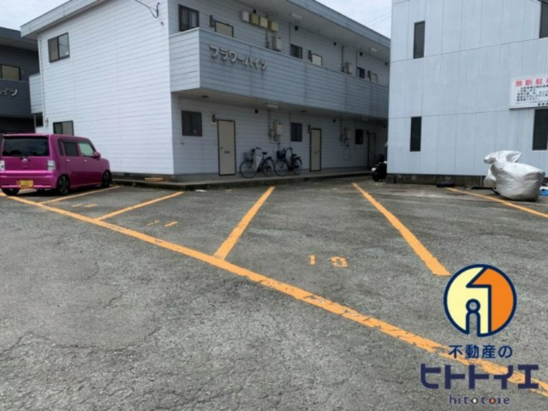 フラワーハイツの駐車場