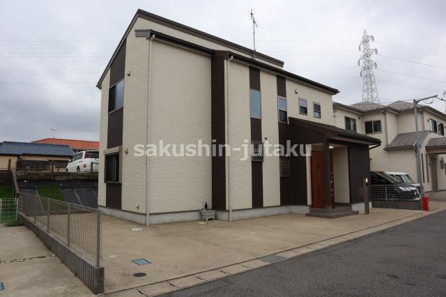 花見川区三角町　中古戸建の外観|カースペースは３台分あります。