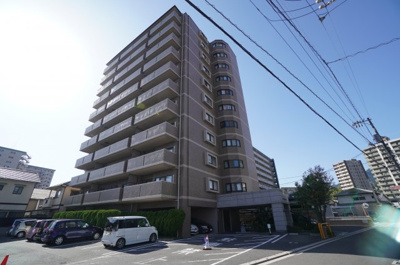 【外観】 | アスティア廿日市 | 【耐震性】
耐震性の高さを判断するポイントは、
建築確認申請日が1981年6月1日以降の
新耐震基準に適合しているかどうか。
震度６程度の大地震でも
建物が崩壊しないレベルが基準になりました。
