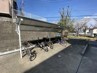 【その他共用部分】 | 屋根付きの駐輪場で雨が降っても大切な自転車が濡れなくてすみますね♪駅から自転車もおすすめです！