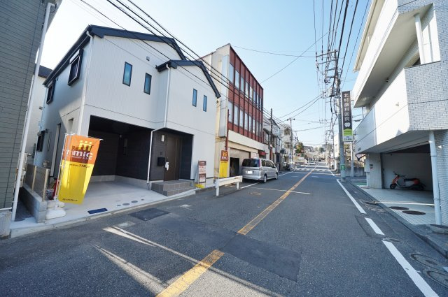 保土ヶ谷駅より平坦！収納豊富なビルトインガレージ付きの４LDK♪保土ケ谷区岩崎町　全２棟新築戸建ての前面道路含む現地写真|全居室収納や廊下収納2ヶ所等、収納豊富なお住まいです。