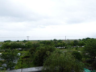 【展望】 | アーバンビュー渚ガーデン・タワーヴィレッジ2番館 | 四季の移ろいと、瀬戸の島々が広がるオーシャンビュー！青空や爽やかな風を感じられ、毎日の暮らしに余裕を感じさせてくれる、遮る物の無い開放的な眺望を是非、ご堪能ください。