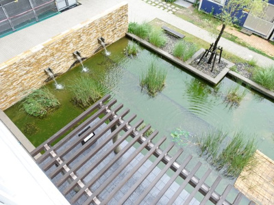 【展望】 | アーバンビュー渚ガーデン・タワーヴィレッジ2番館 | 敷地内には池が配置されており、建物や設備も余裕を持って設計されてます。