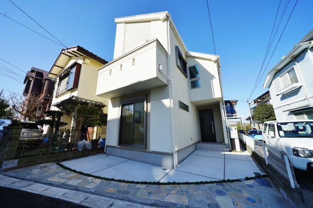 上星川駅徒歩４分！４．５ｍの南東道路につき陽当り良好♪保土ケ谷区上星川1丁目　新築戸建ての外観|相鉄線「上星川」駅より徒歩約5分の通勤通学やお出かけに便利な立地です。