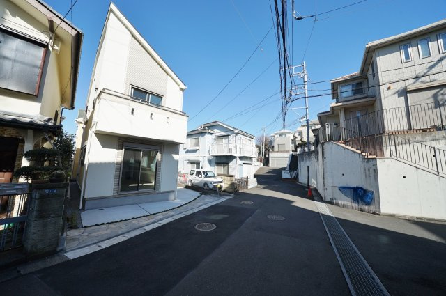 上星川駅徒歩４分！４．５ｍの南東道路につき陽当り良好♪保土ケ谷区上星川1丁目　新築戸建ての前面道路含む現地写真|南東側道路に面し陽当たり良好です。