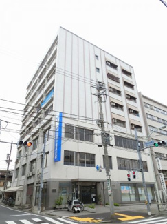 【外観】 | 最寄りバス停徒歩1分！スーパーまで徒歩1分と買物利便性良好です。
7階南東角部屋につき採光・風通し良好です。