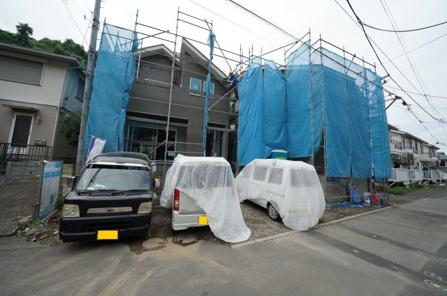 和田町駅から平坦徒歩５分！敷地面積はゆとりの約42坪♪保土ヶ谷区仏向町　全２棟新築戸建ての外観|A号棟は車種にもよりますがお車2台駐車可能です。