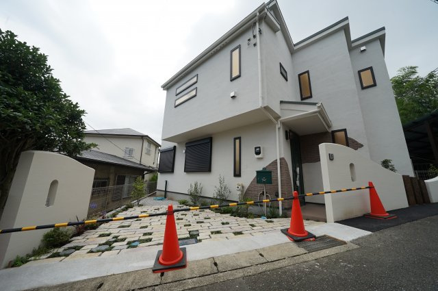 おしゃれな建物、外壁が目を引くゆとりのある3LDK！LDKは約19.8帖♪保土ヶ谷区霞台　新築戸建ての外観|各線「保土ヶ谷」駅徒歩圏内、おしゃれな外観の新築戸建住宅です。