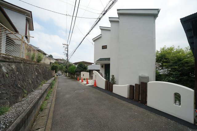 おしゃれな建物、外壁が目を引くゆとりのある3LDK！LDKは約19.8帖♪保土ヶ谷区霞台　新築戸建ての前面道路含む現地写真|周辺は第一種低層住居専用地域の閑静な住宅街です。