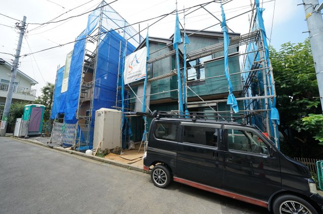 LDKは約17.4帖の4SLDK♪約2.5帖のパントリーや3帖のサービスルーム、小屋裏収納付！保土ヶ谷区桜ヶ丘1丁目　新築戸建ての外観|JR横須賀線「保土ヶ谷」駅徒歩圏内、閑静な住宅街に立地。