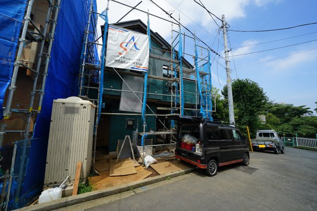 LDKは約17.4帖の4SLDK♪約2.5帖のパントリーや3帖のサービスルーム、小屋裏収納付！保土ヶ谷区桜ヶ丘1丁目　新築戸建ての外観|前面道路は車の通りが少なく、見通しも良好です。
