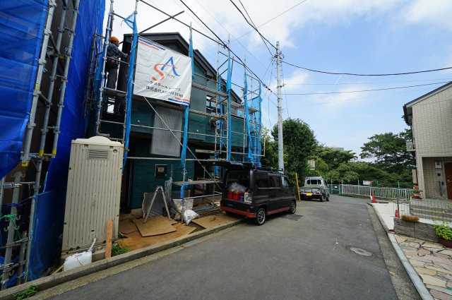 LDKは約17.4帖の4SLDK♪約2.5帖のパントリーや3帖のサービスルーム、小屋裏収納付！保土ヶ谷区桜ヶ丘1丁目　新築戸建ての前面道路含む現地写真|第一種低層住居専用地域の落ち着いた住環境も魅力的ですね。