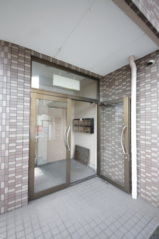 寺由ビルのエントランス