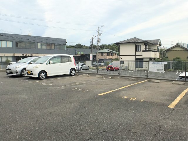 寺由ビルの駐車場