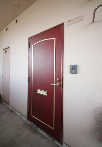 寺由ビルの玄関