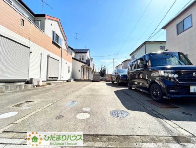 伊奈町西小針5丁目　中古一戸建ての駐車場