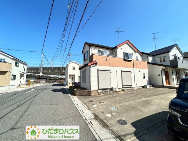 伊奈町西小針5丁目　中古一戸建ての前面道路含む現地写真