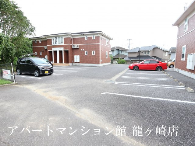 さくらヒルズ霞台　弐番館の駐車場