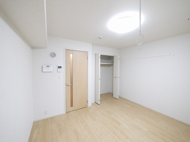 アルドゥル三条奈良Ⅱの居間・リビング|こちらのリビングで趣味の時間をお楽しみください