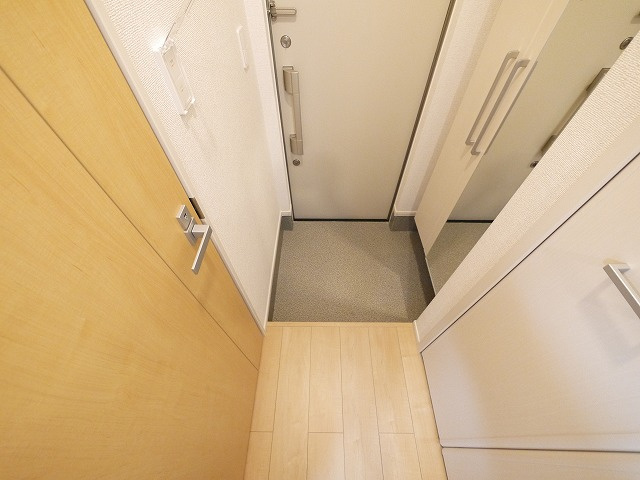 アルドゥル三条奈良Ⅱの玄関|明るい玄関です