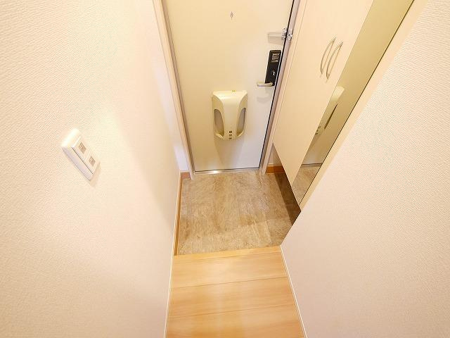 コージーコートB（三笠）の玄関|収納もある玄関です