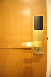 【セキュリティ】 | THE NEXT DOOR | 居室スペースにはオートロック完備で安心