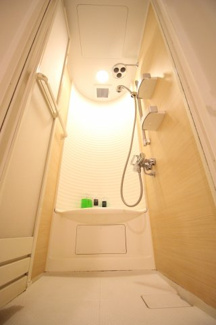 【浴室】 | THE NEXT DOOR | シャワールームとバスルーム完備しております。