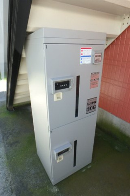 【その他共用部分】 | 第2メゾン・ド・クロシェット【SHM】 | 共用階段下には宅配BOXがあるので荷物の受け取りもスムーズに♪再配達を依頼する手間が省けます☆