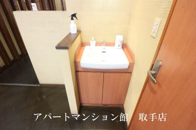 山中屋本店ビルの独立洗面台