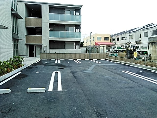 メゾン　クレドールの駐車場