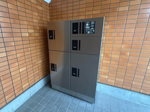 【その他共用部分】 | シャインヒルズ向ヶ丘 | 共用エントランスには宅配BOXがあるので荷物の受け取りもスムーズに♪再配達の手間がかからないのが魅力♪