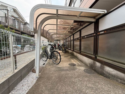 【その他共用部分】 | シャインヒルズ向ヶ丘 | 屋根付きの駐輪場で雨が降っても大切な自転車が濡れなくてすみますね♪駅まで自転車もおすすめです！